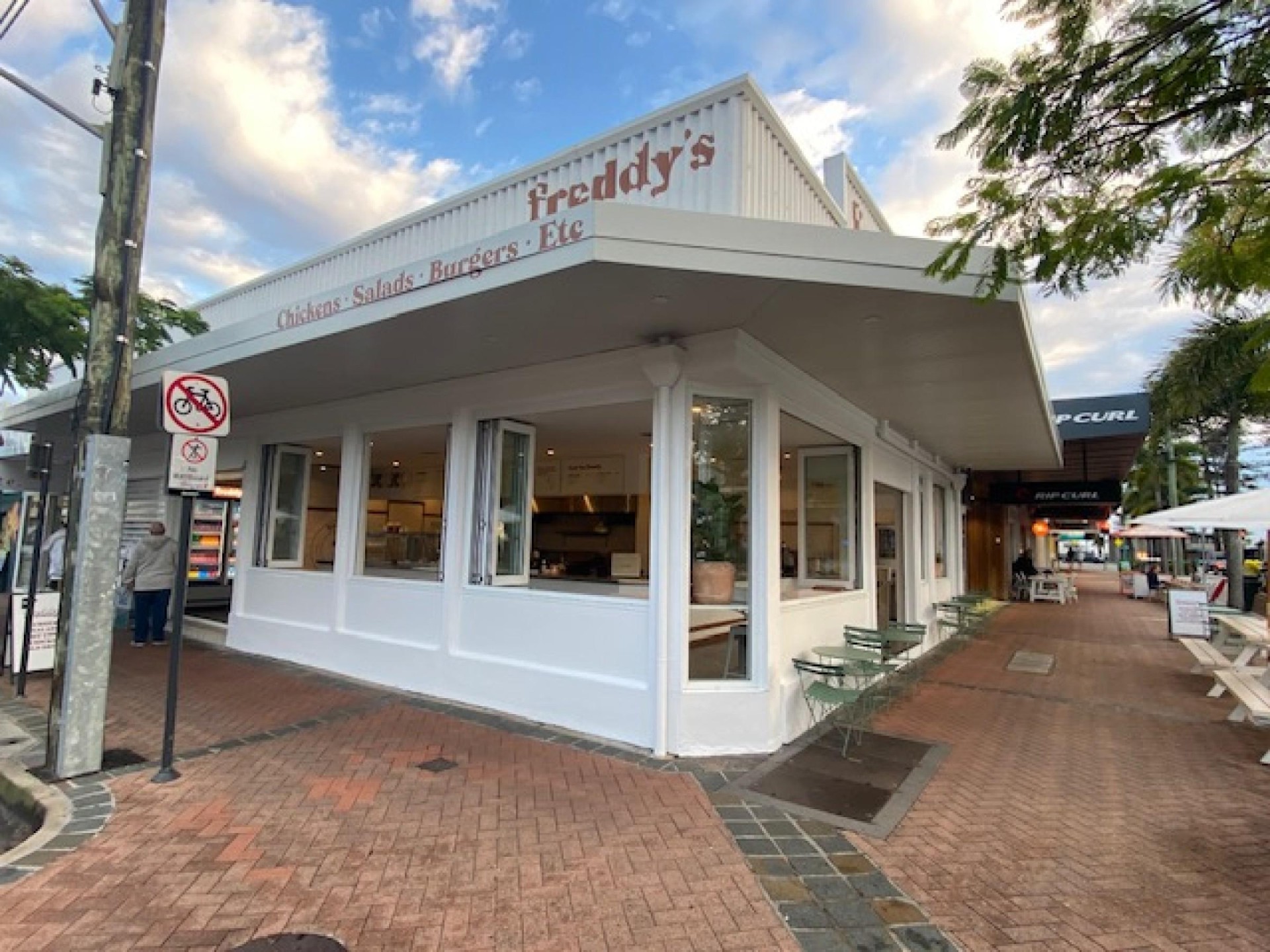 The Best Licenced Chicken Shop & Takeaway Venue On The Gold Coast in