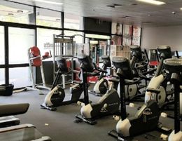 24/7 Gym in a Prime Position! Equipment in Good Condition.