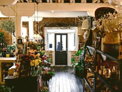 highly-successful-blooming-deloraine-floristry-high-turn-over-o-o-75-000-sav-1