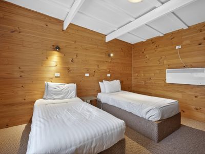 fhgc-tasmanian-accommodation-a1-presentation-spectacular-views-10-roi-6-cabins-2-9