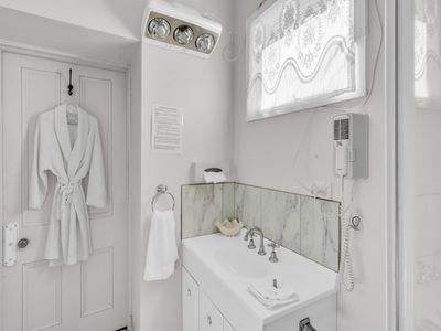 magnificent-water-views-character-heritage-building-7br-ensuite-home-or-busines-9