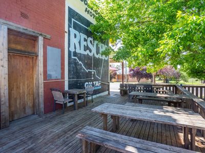 freehold-premises-hotel-business-10-accomodation-rooms-3-shops-6