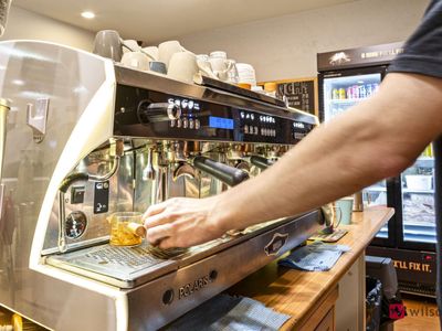 thriving-cafe-in-shopping-centre-0