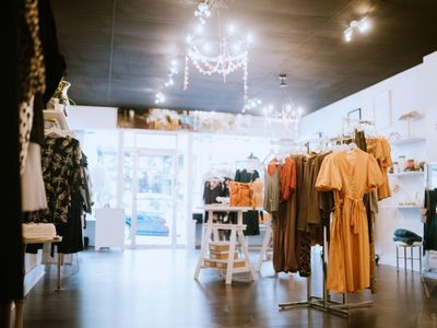 highly-successful-retail-store-earn-126-000-per-year-working-3-days-a-week-0