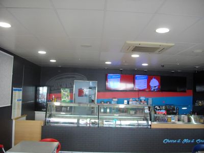 ice-cream-shop-with-the-cold-rock-business-model-3