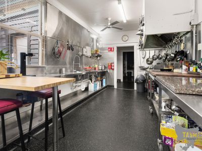 extraordinary-opportunity-renovated-10-room-hotel-or-residence-wine-bar-7