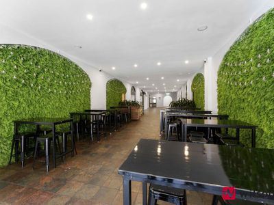 iconic-burgers-takeaway-and-eat-in-licensed-3