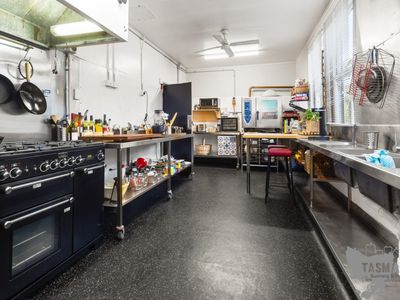extraordinary-opportunity-renovated-10-room-hotel-or-residence-wine-bar-8
