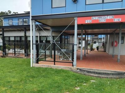 no-ingoing-modern-stylish-sophisticated-water-views-wild-rivers-escape-restaura-2