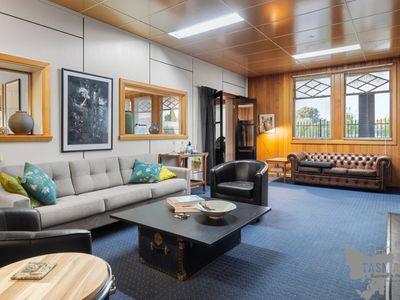 extraordinary-opportunity-renovated-10-room-hotel-or-residence-wine-bar-9