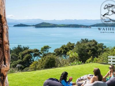waiheke-distilling-co-garden-bar-coastal-property-new-zealand-0