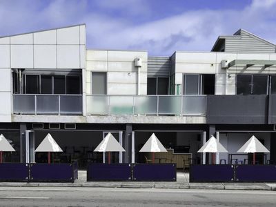 ideally-located-restaurant-cafe-bar-freehold-available-2