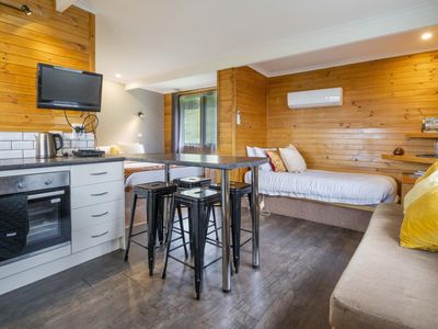 fhgc-tasmanian-accommodation-a1-presentation-spectacular-views-10-roi-6-cabins-2-6