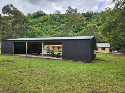 group-accommodation-resort-caravan-park-general-store-fuel-complete-off-5