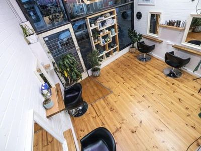 organic-and-sustainable-hair-salon-5