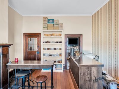 magnificent-water-views-character-heritage-building-7br-ensuite-home-or-busines-8