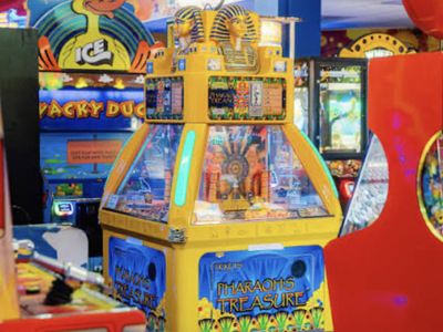 arcade-games-in-movie-foyer-5