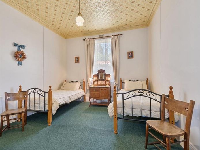 fully-furnished-2bdr-home-ideal-bnb-offers-over-295-000-6