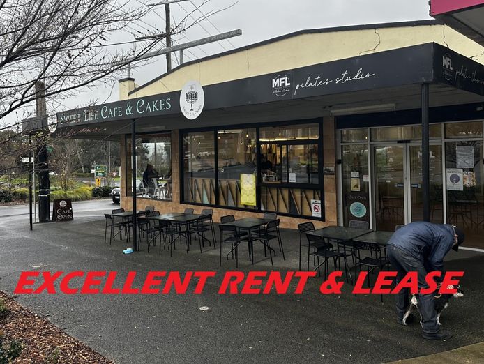 this-corner-cafe-is-big-bright-and-located-with-very-high-exposure-2