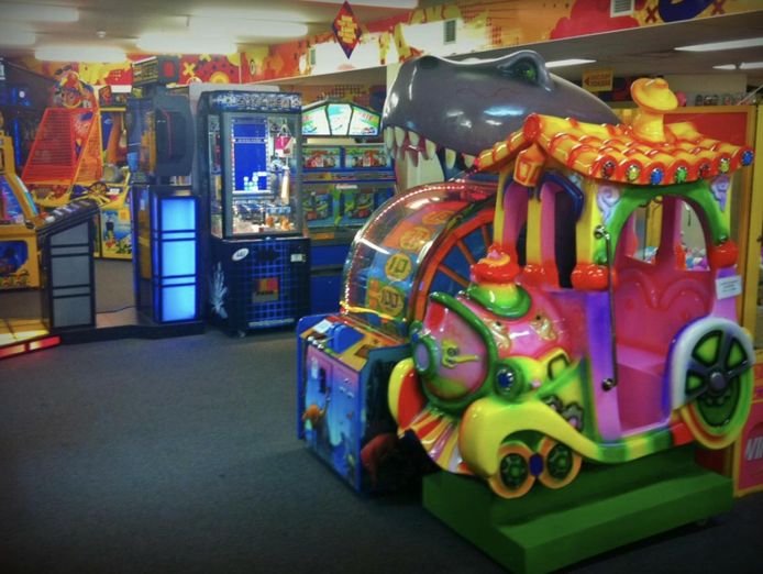 arcade-games-in-movie-foyer-4