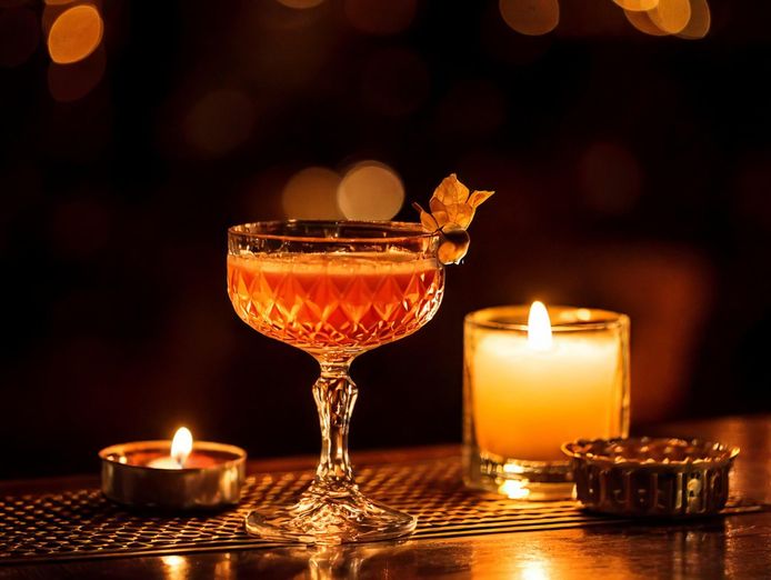 under-full-management-buzzing-cocktail-bar-mas216-0