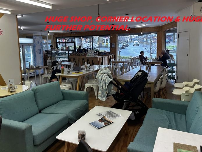 this-corner-cafe-is-big-bright-and-located-with-very-high-exposure-4