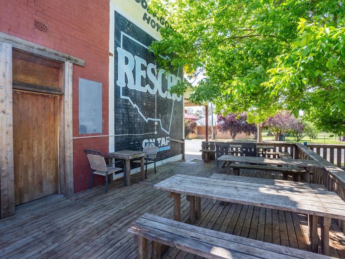 freehold-premises-hotel-business-10-accomodation-rooms-3-shops-6