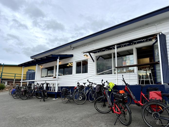 absolute-scenic-waterfront-fully-licensed-cafe-restaurant-amp-1br-studio-high-5