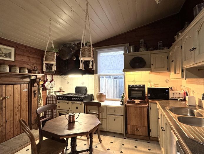 fhgc-aus-post-profitable-lifestyle-business-inc-3br-home-and-studio-work-mon-to-5