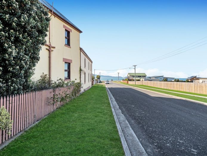 magnificent-water-views-character-heritage-building-7br-ensuite-home-or-busines-3