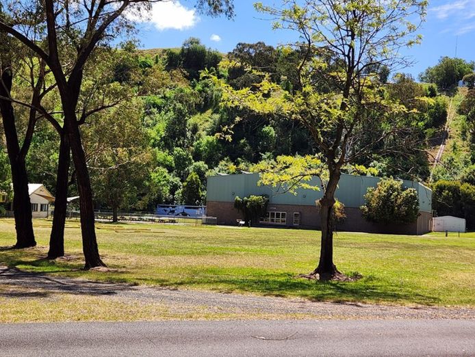 group-accommodation-resort-caravan-park-general-store-fuel-complete-off-2