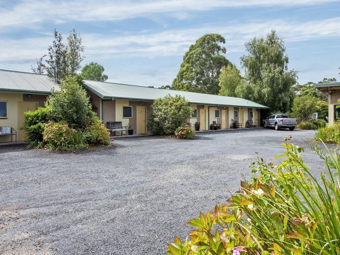 adj-net-profit-gt-243k-13-rooms-freehold-motel-strahan-tasmania-70-occupancy-0