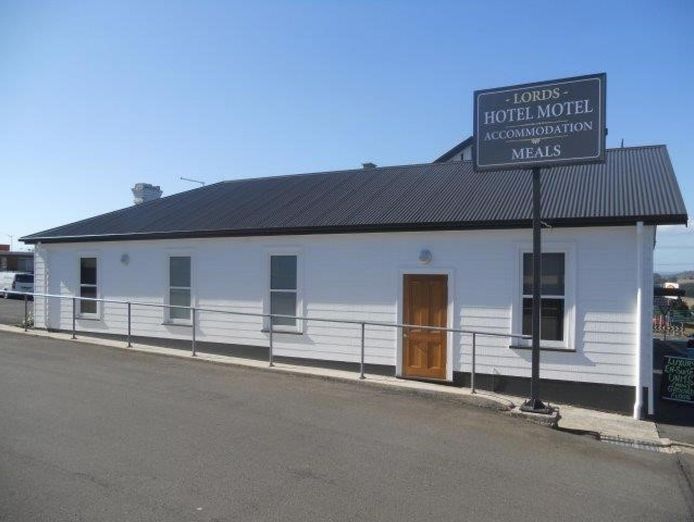 leasehold-landmark-lords-hotel-sought-after-rare-opportunityoffers-over-350-0-2