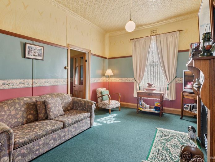 fully-furnished-2bdr-home-ideal-bnb-offers-over-295-000-4