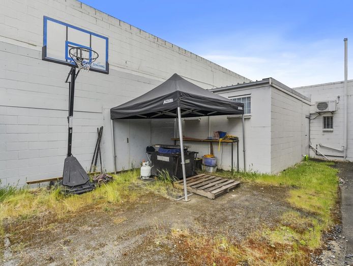newly-renovated-freehold-opportunity-prime-high-street-exposure-6