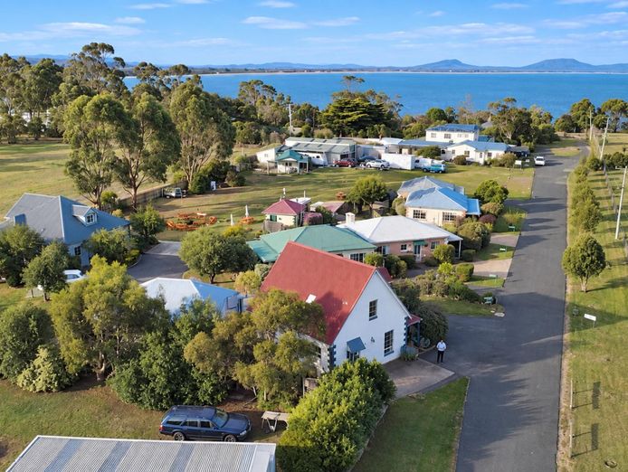 rare-east-coast-tasmania-profitable-accommodation-villas-cottages-separate-da-lo-2