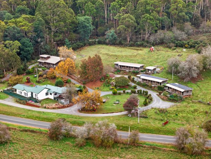 fhgc-tasmanian-accommodation-a1-presentation-spectacular-views-10-roi-6-cabins-2-0