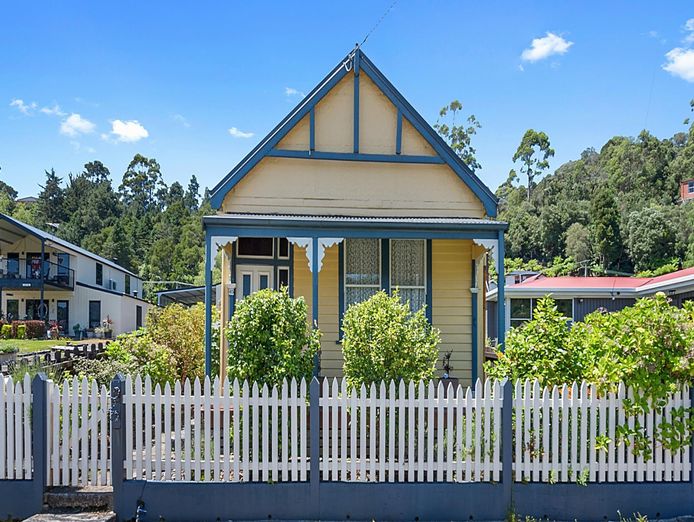 award-winning-historic-bnb-or-private-residence-fully-furnished-325-000-0