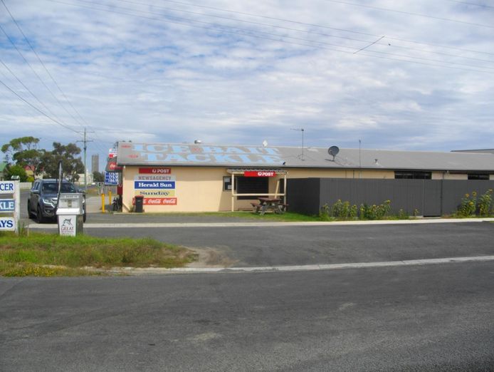 general-store-your-rent-is-paid-and-a-big-net-income-3-bedroom-residence-3