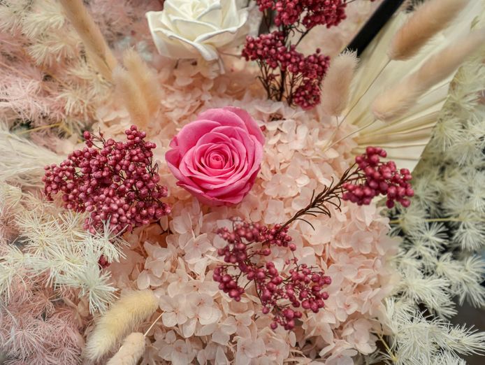 hole-in-the-wall-florist-thousands-walking-past-daily-mas217-0