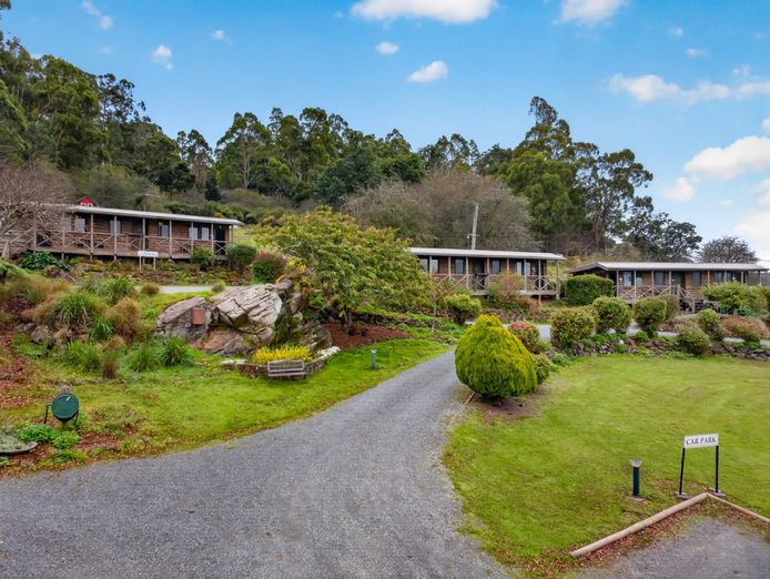 fhgc-tasmanian-accommodation-a1-presentation-spectacular-views-10-roi-6-cabins-2-3