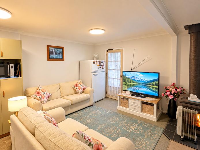 sea-change-east-coast-tasmania-7-holiday-ensuite-rooms-3-br-owners-home-restau-4