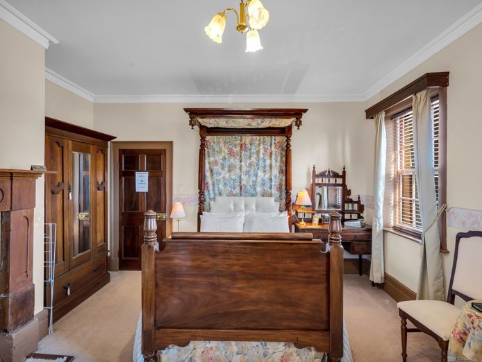 magnificent-water-views-character-heritage-building-7br-ensuite-home-or-busines-6