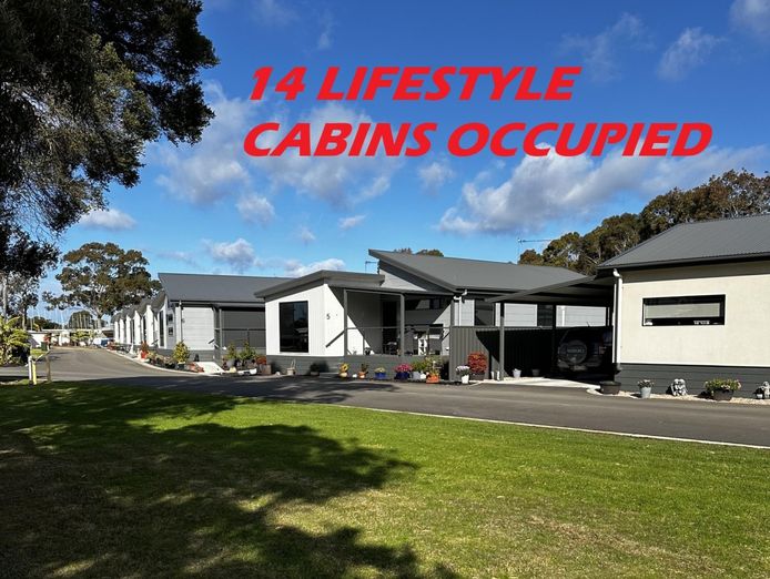 huge-9-5-acre-caravan-cabin-park-1