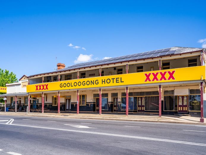 freehold-premises-hotel-business-10-accomodation-rooms-3-shops-0