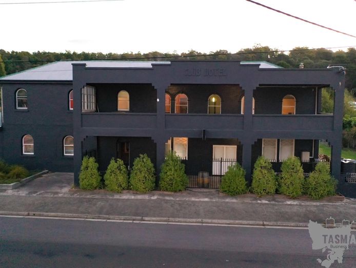 extraordinary-opportunity-renovated-10-room-hotel-or-residence-wine-bar-1