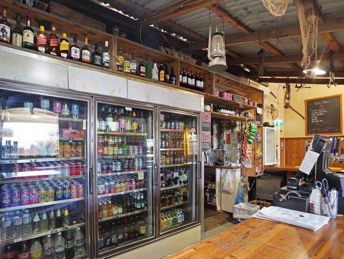freehold-premises-hotel-business-10-accomodation-rooms-3-shops-3