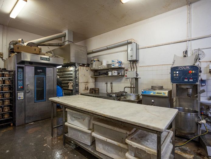 sweet-success-longstanding-cake-shop-mas169-6