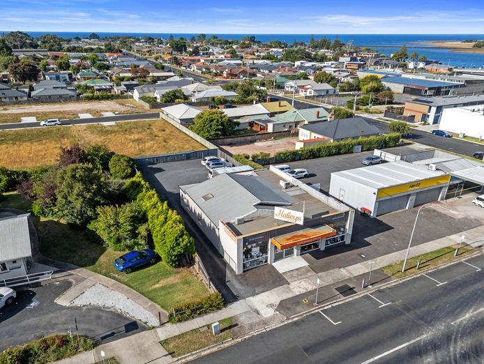 highly-profitable-established-lighting-amp-design-business-for-sale-devonport-2