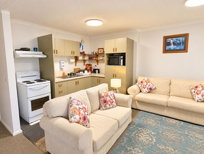 sea-change-east-coast-tasmania-7-holiday-ensuite-rooms-3-br-owners-home-restau-5